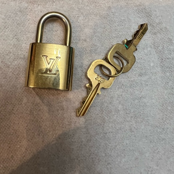 Louis Vuitton lock and keys - Picture 5 of 12